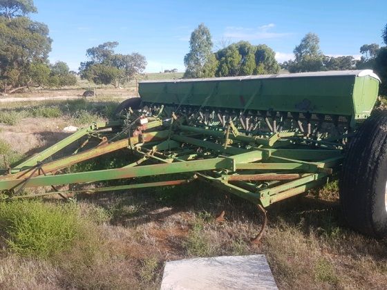 28 x 5 Row John Shearer Combine Farm Machinery for sale Peak SA