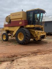New Holland TR86 Harvester &amp; 30ft Front &amp; Trailer for sale Peter Borough SA