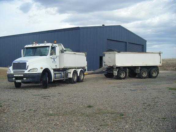 Truck &amp; Trailer for sale SA 2004 Freightliner CL120 Columbia Tandem Tipper